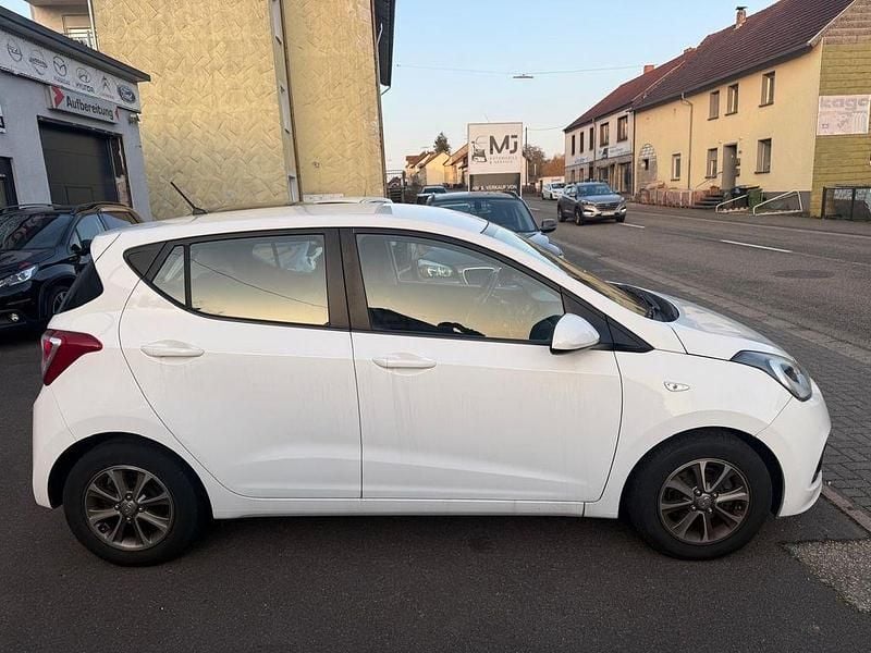 Gebraucht Hyundai i10 Edition 67 PS (49 kW) 2014 Weiß Kleinwagen