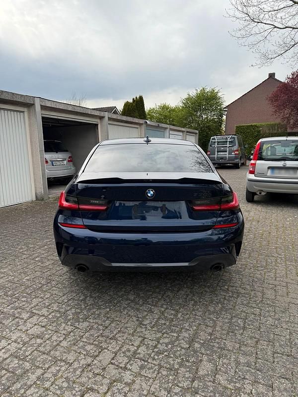 Gebraucht BMW 330e Shadowline 292 PS (214 kW) 2020 Blau Limousine