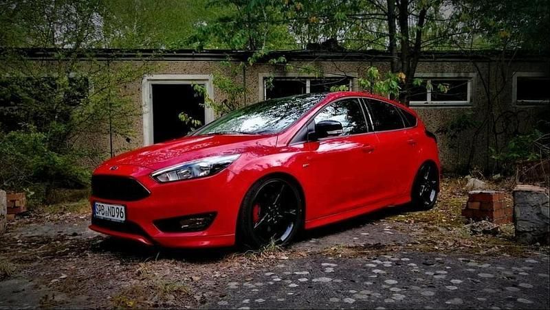 Rot Gebraucht 2017 Ford Focus ST-Line Limousine | 10.500 € - Bild 1/4