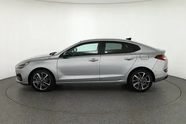 Gebraucht Hyundai i30 101 PS (74 kW) 2024 Shimmeringsilvermet. Limousine