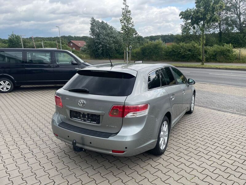 Gebraucht Toyota Avensis Executive 150 PS (110 kW) 2010 Silber Kombi