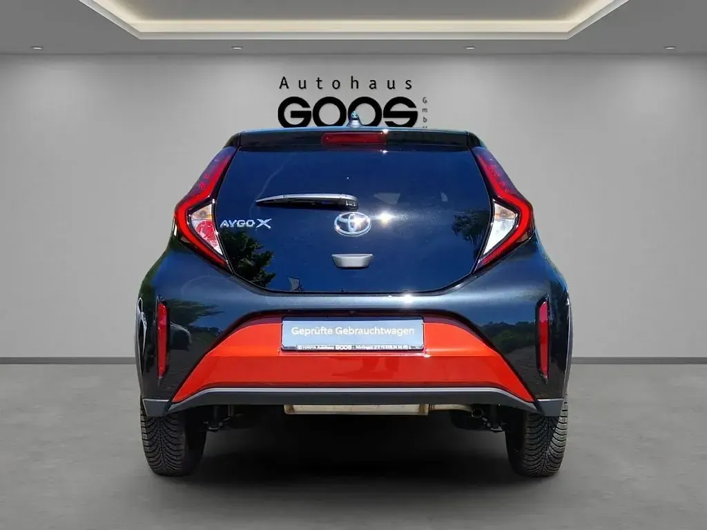Gebraucht Toyota Aygo X Pulse 72 PS (52 kW) 2023 Chili red (3u4)/ black mica (2 SUV