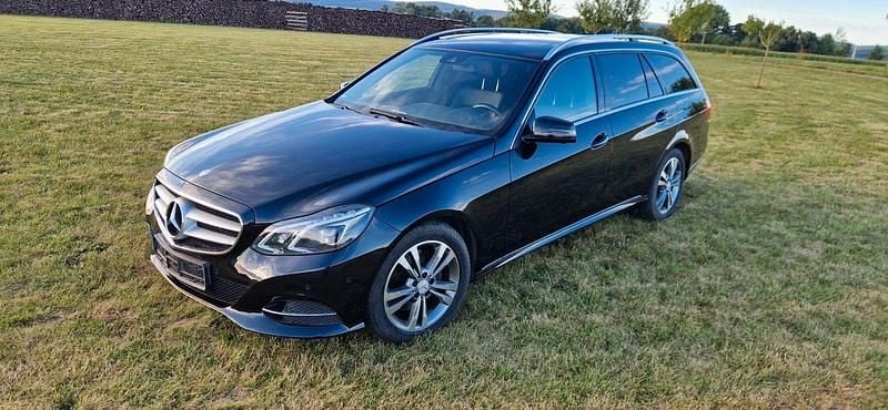 Schwarz Gebraucht 2016 Mercedes E250 Avantgarde Kombi | 17.590 € (Superpreis) - Bild 1/4