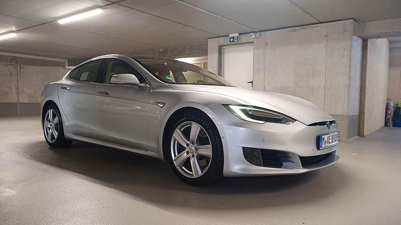 Silber Gebraucht 2016 Tesla Model S Kleinwagen | 25.200 € (Etwas zu teuer) - Bild 1/4