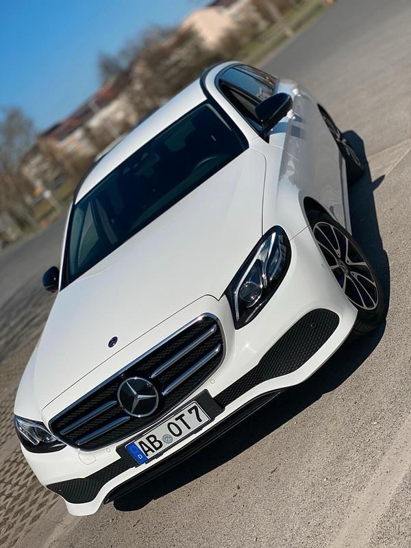 Weiß Gebraucht 2020 Mercedes E200 Kombi | 18.999 € - Bild 1/4