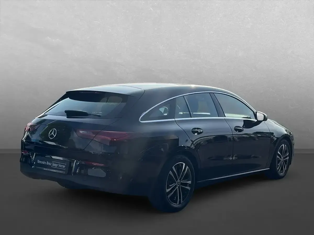 Gebraucht Mercedes CLA200 177 PS (130 kW) 2024 Schwarz Coupé