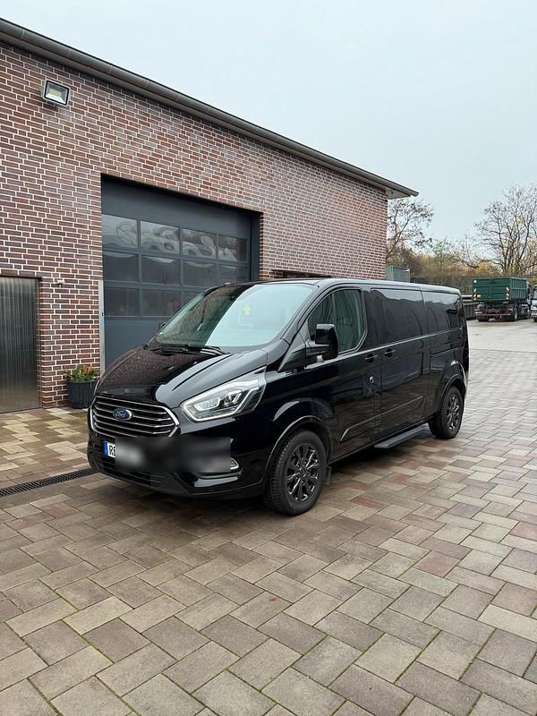 Schwarz Gebraucht 2019 Ford Tourneo Van / Kleinbus | 26.000 € (Guter Preis) - Bild 1/4