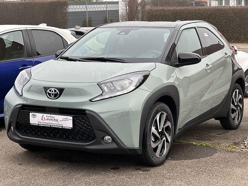 Neu Toyota Aygo X 72 PS (52 kW) 2025 Grün SUV