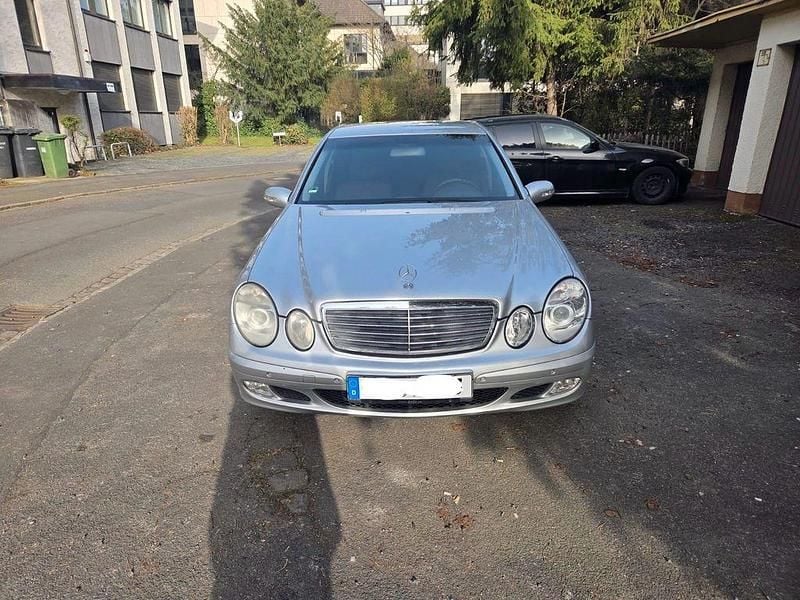 Gebraucht Mercedes E220 150 PS (110 kW) 2003 Silber Limousine