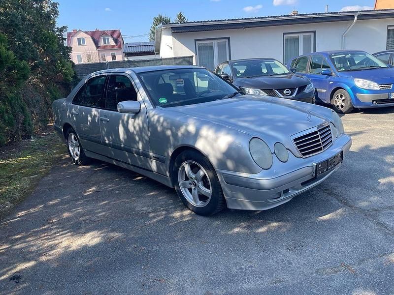 Gebraucht Mercedes E220 Classic 143 PS (105 kW) 2001 Silber Limousine
