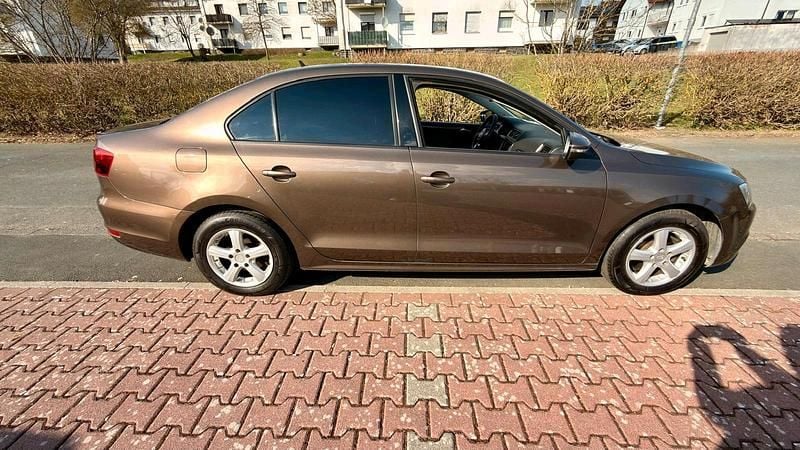 Gebraucht VW Jetta 105 PS (77 kW) 2011 Braun Limousine