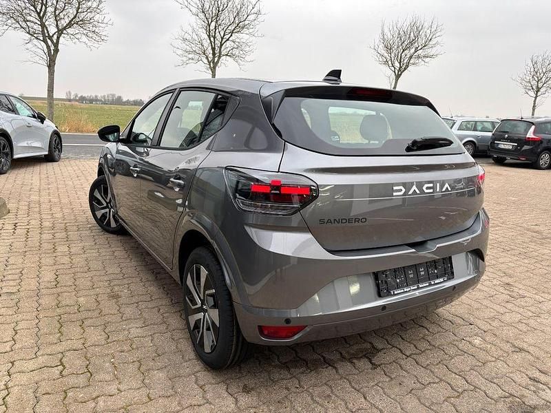 Neu Dacia Sandero Expression 101 PS (74 kW) 2026 Grau Limousine
