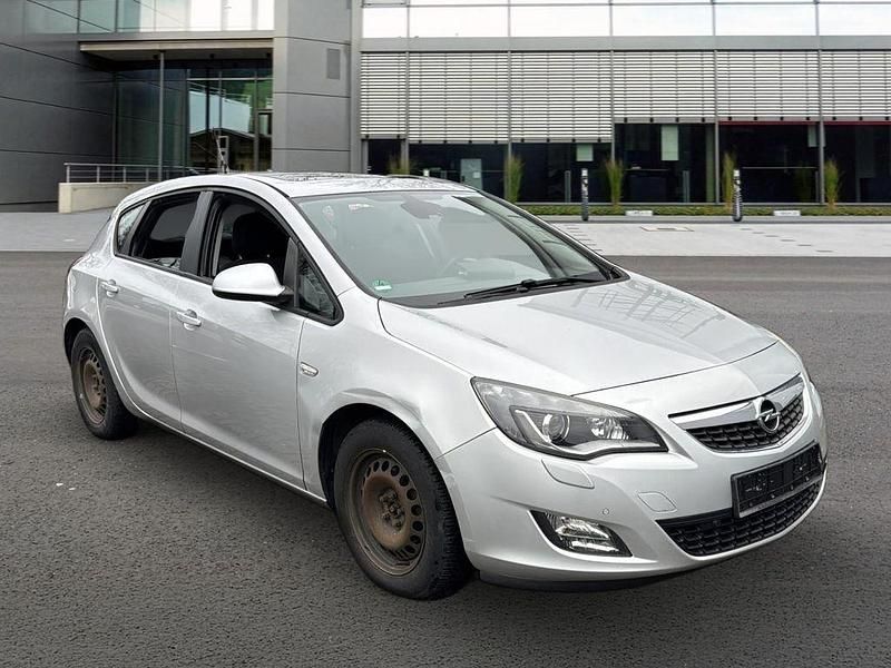 Gebraucht Opel Astra Edition 140 PS (102 kW) 2010 Silber Limousine