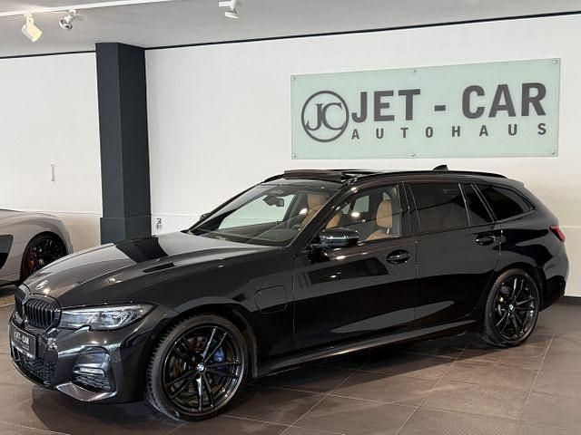 Black sapphire metallic Gebraucht 2021 BMW 330e M Sport Kombi | 29.900 € (Fairer Preis) - Bild 1/4
