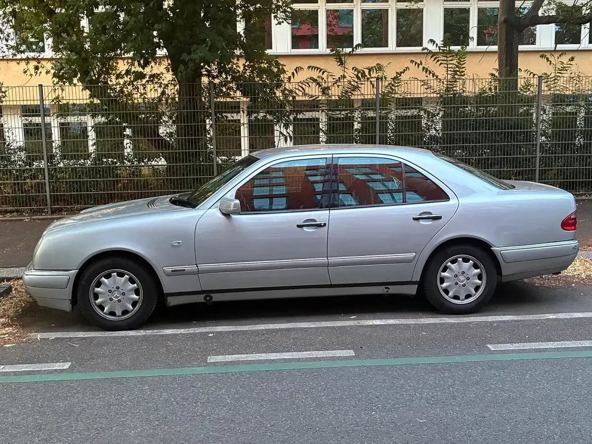 Gebraucht Mercedes E200 Elegance 136 PS (100 kW) 1999 Silber Limousine