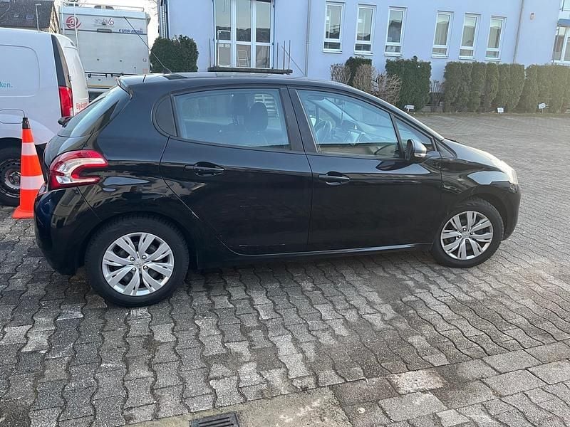 Gebraucht Peugeot 208 69 PS (50 kW) 2015 Schwarz Kleinwagen