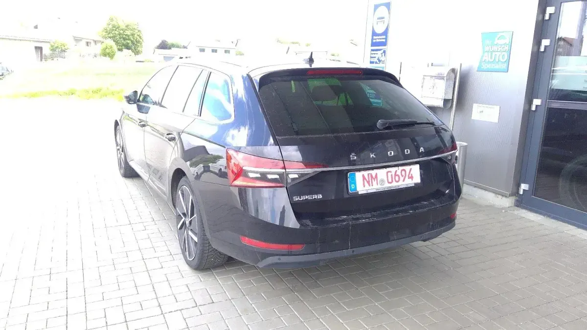 Gebraucht Skoda Superb Style 150 PS (110 kW) 2023 Schwarzmagic perleffekt Kombi