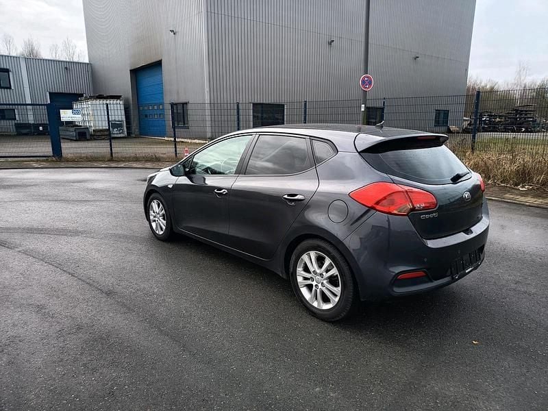 Gebraucht Kia Ceed 135 PS (99 kW) 2012 Grau Kleinwagen
