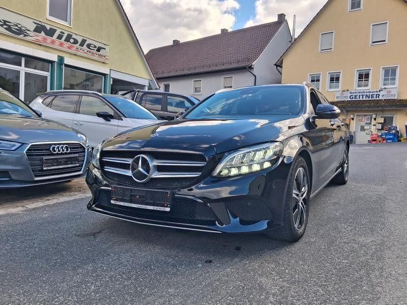Schwarz Gebraucht 2020 Mercedes C180 Avantgarde Limousine | 18.980 € (Superpreis) - Bild 1/4
