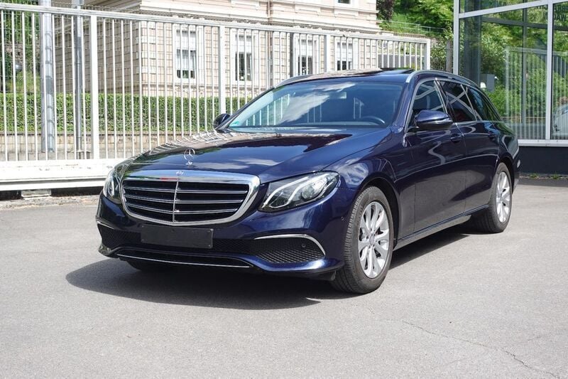 Blau Gebraucht 2017 Mercedes E220 Limousine | 27.950 € (Etwas zu teuer) - Bild 1/4