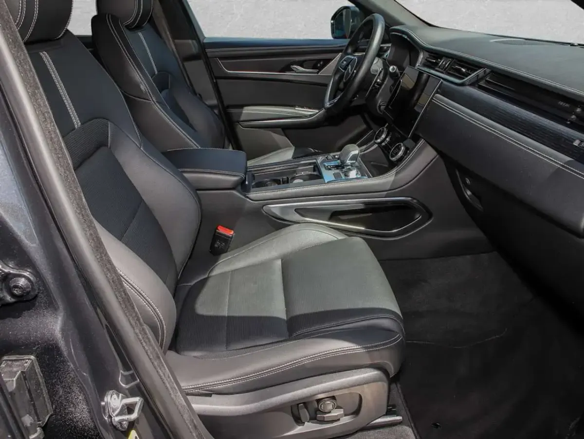 Gebraucht Jaguar F-Pace R-Dynamic 204 PS (150 kW) 2023 Carpathian grey SUV