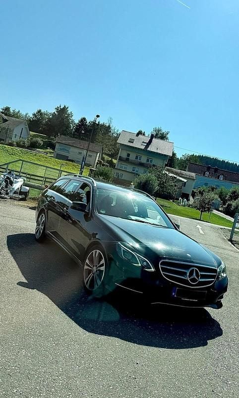 Schwarz Gebraucht 2013 Mercedes E220 Avantgarde Kombi | 11.300 € (Guter Preis) - Bild 1/4