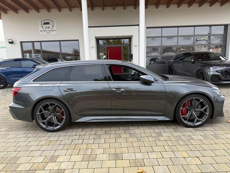 Grau Gebraucht 2023 Audi RS6 Sport Kombi | 134.880 € - Bild 1/4