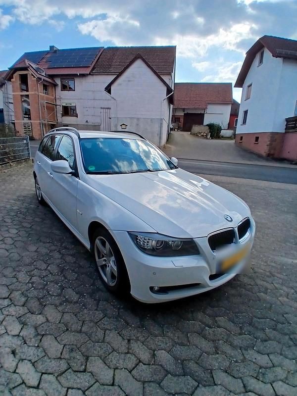 Gebraucht BMW 320 177 PS (130 kW) 2009 Weiß Kombi