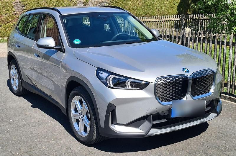 Silber Gebraucht 2025 BMW iX1 Shadowline SUV | 42.300 € (Superpreis) - Bild 1/4