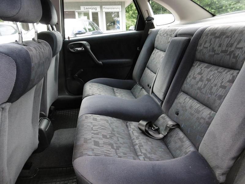 Second-hand Opel Vectra 101 CP (74 kW) 2000 Argintiu Berlinǎ