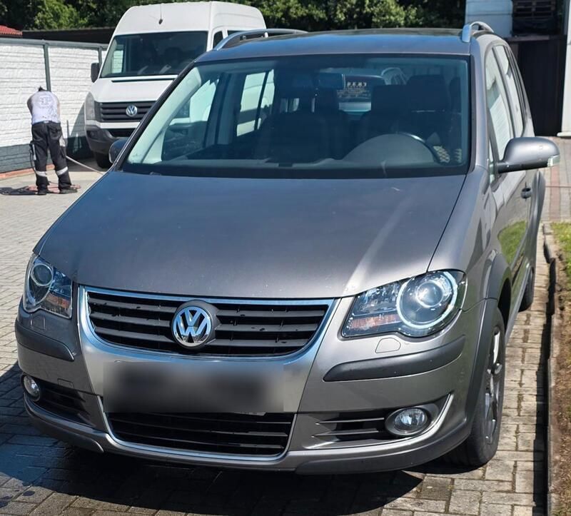 Grau Gebraucht 2009 VW Touran Cross Van / Kleinbus | 7.650 € (Fairer Preis) - Bild 1/4