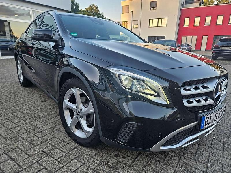 Schwarz Gebraucht 2020 Mercedes GLA200 SUV | 24.888 € (Guter Preis) - Bild 1/4