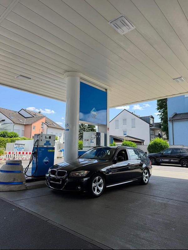 Gebraucht BMW 320 Efficient Dynamics 163 PS (119 kW) 2011 Schwarz Kombi