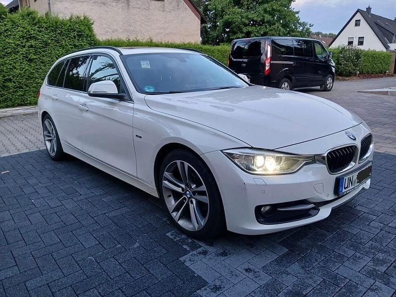 Weiß Gebraucht 2013 BMW 318 Sport Line Kombi | 9.250 € (Guter Preis) - Bild 1/4