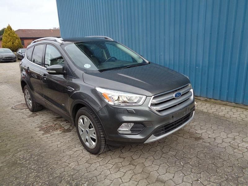 Gebraucht Ford Kuga Titanium 150 PS (110 kW) 2017 Grau SUV