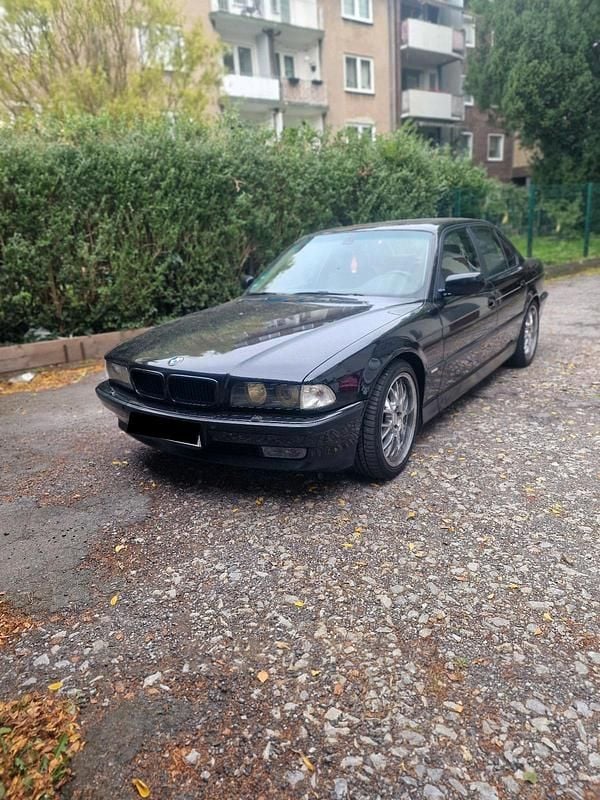 Schwarz Gebraucht 1996 BMW 740 Limousine | 5.800 € - Bild 1/4