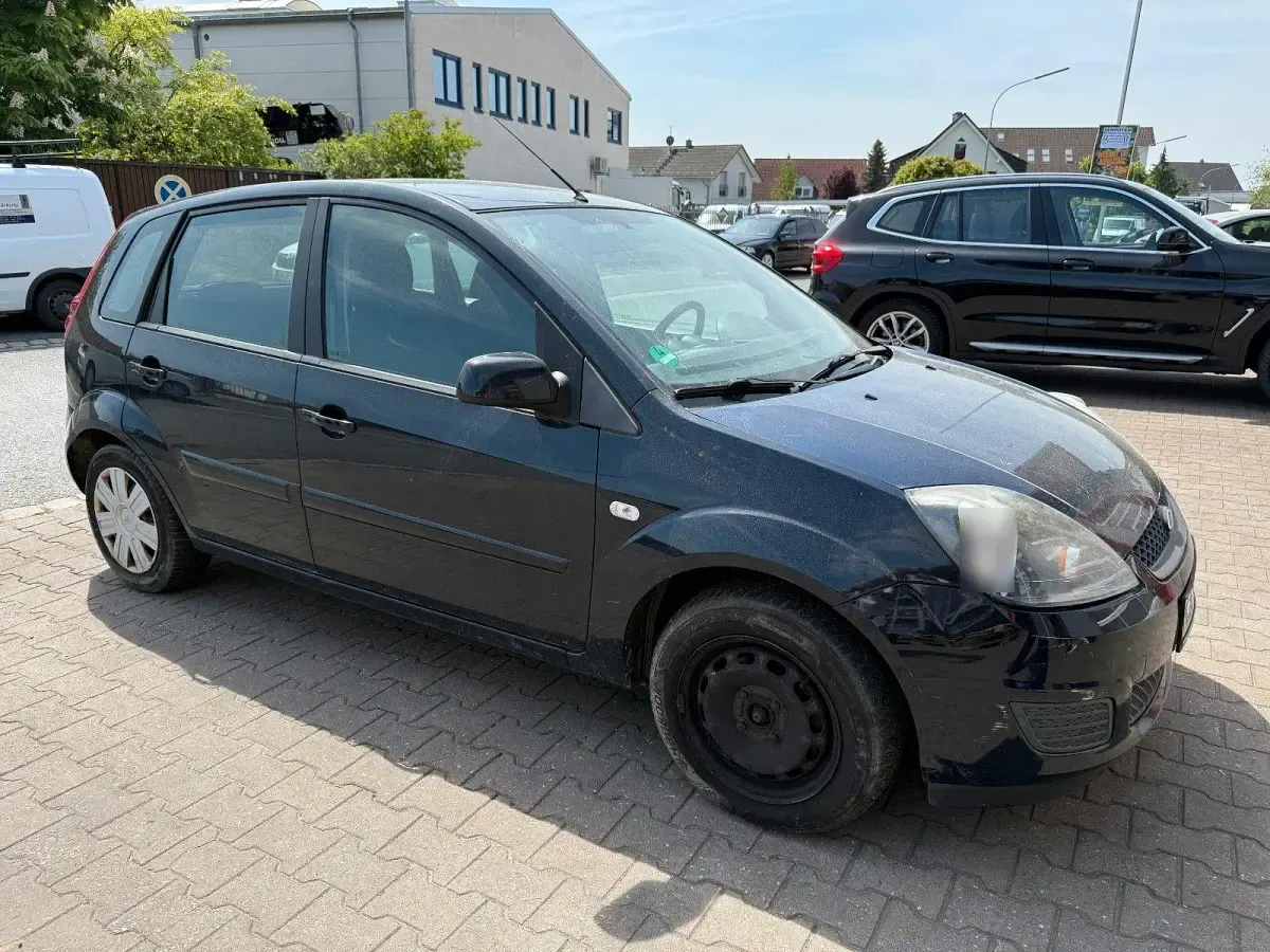 Gebraucht Ford Fiesta Ambiente 90 PS (66 kW) 2007 Blau Kleinwagen