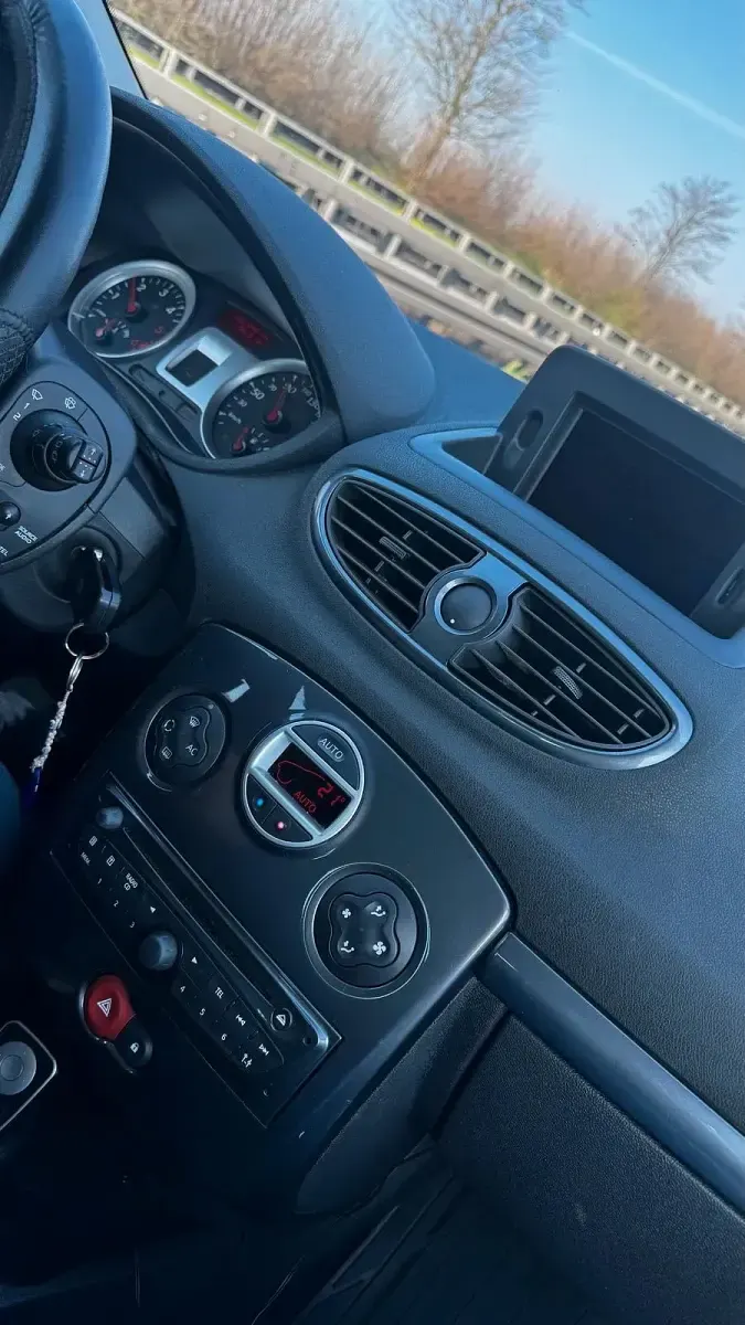 Gebraucht Renault Clio II 106 PS (77 kW) 2009 Rot Limousine