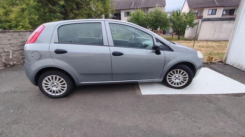 Grau Gebraucht 2011 Fiat Punto Pop Kleinwagen | 1.999 € (Fairer Preis) - Bild 1/4
