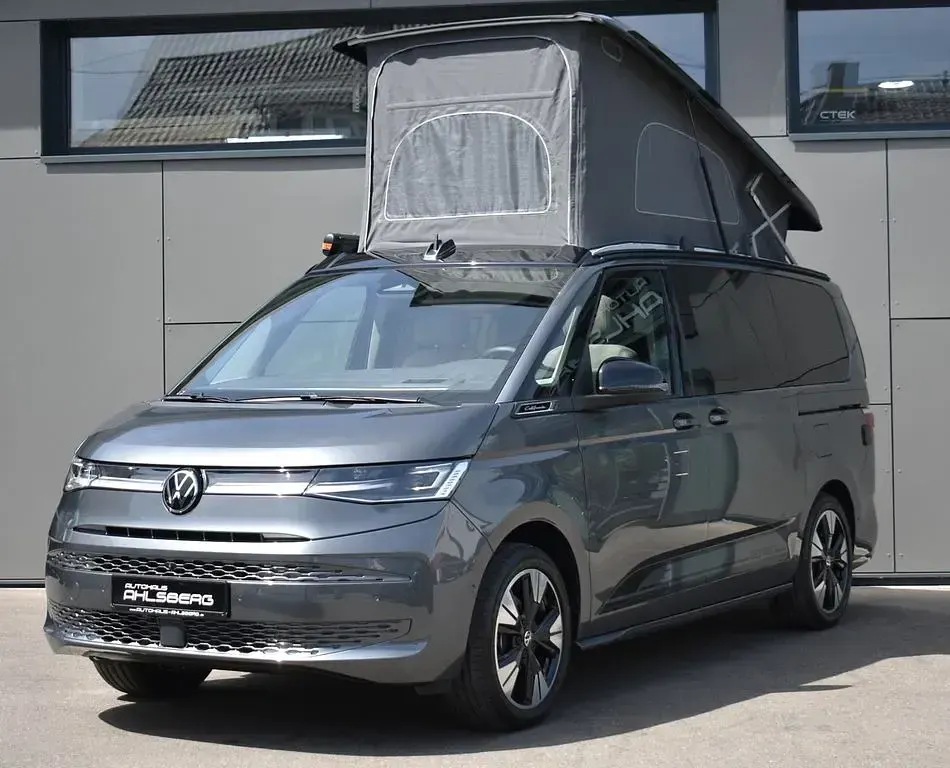 Neu VW California Beach 150 PS (110 kW) 2026 Grau Van