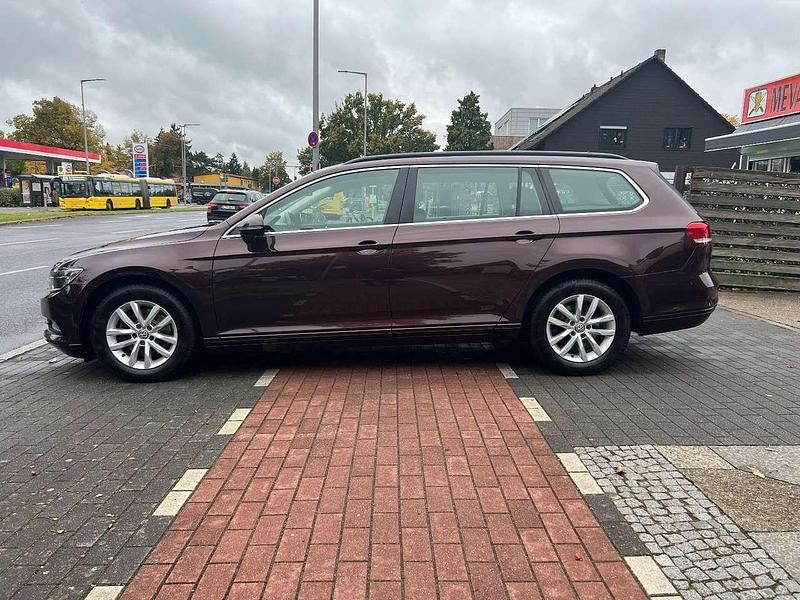 Rot Gebraucht 2018 VW Passat Comfortline Kombi | 13.790 € (Fairer Preis) - Bild 1/4
