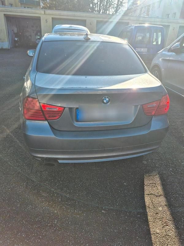 Gebraucht BMW 320 170 PS (125 kW) 2010 Grau Limousine