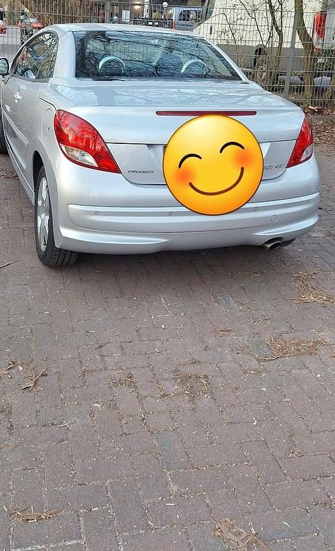 Silber Gebraucht 2011 Peugeot 207 CC Cabrio | 2.350 € - Bild 1/4