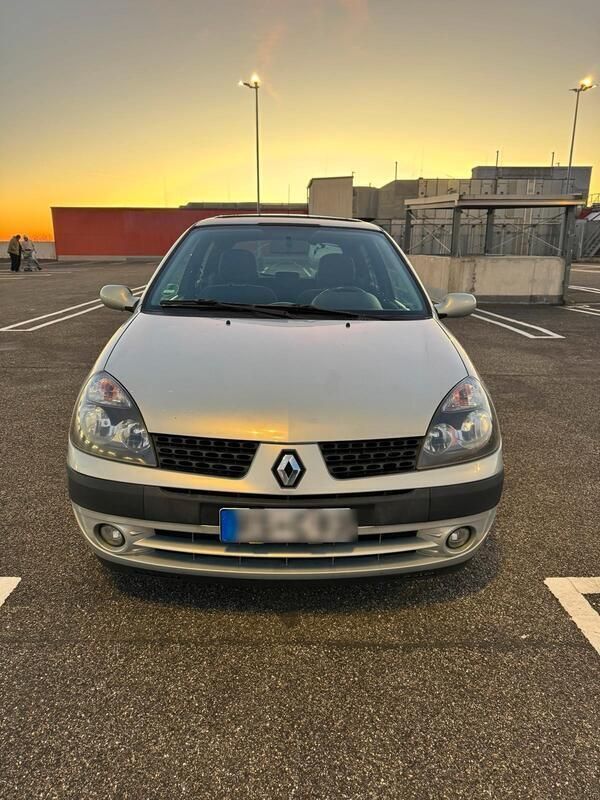 Grau Gebraucht 2002 Renault Clio II Kleinwagen | 1.100 € (Guter Preis) - Bild 1/4
