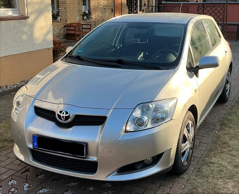 Silber Gebraucht 2009 Toyota Auris Team Limousine | 7.000 € (Fairer Preis) - Bild 1/4