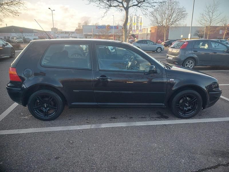 Gebraucht VW Golf IV 75 PS (55 kW) 2002 Schwarz Kleinwagen