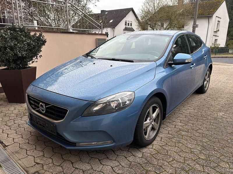 Gebraucht Volvo V40 Kinetic 120 PS (88 kW) 2015 Power blue / metallic Kombi