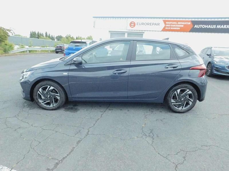 Gebraucht Hyundai i20 Trend 101 PS (74 kW) 2023 Aurora grey / met Limousine