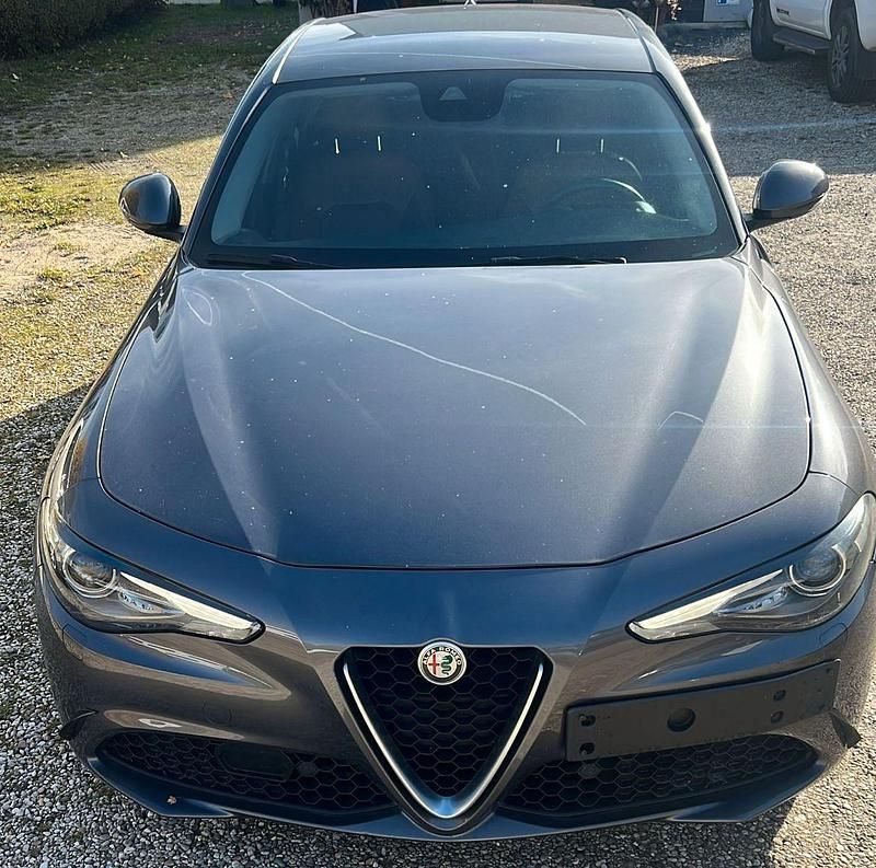 Grau Gebraucht 2016 Alfa Romeo Giulia Super Limousine | 16.500 € (Fairer Preis) - Bild 1/4