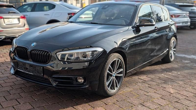 Schwarz Gebraucht 2019 BMW 120 Sport Line Kleinwagen | 17.900 € (Fairer Preis) - Bild 1/4